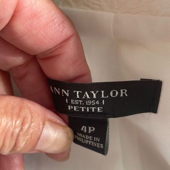 EUC Ann Taylor Petites White Jacquard Embroidered/Raised Leaf Pattern Sleek Open - Picture 12 of 12